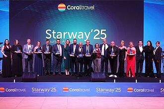 Die Preisträger der Starway Awards Bild von einer Bühne mit vielen Menschen, die mit Preisen für ihre guten Vertriebsleistungen im Reisevertrieb ausgezeichnet wurden.