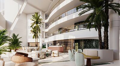 Moderne Hotellobby mit offener, lichtdurchfluteter Architektur. Die Einrichtung besteht aus stilvollen Sesseln, runden Tischen und dekorativen Sitzgruppen in sanften Erdtönen und Mustern. Hohe Palmen und andere Grünpflanzen sorgen für ein tropisches Ambiente. Mehrere Etagen mit goldfarbenen Geländern blicken auf den großzügigen Lounge-Bereich hinab. Die Wände und Decken sind weiß, mit geschwungenen Linien und großen Fenstern, die viel Tageslicht einlassen.