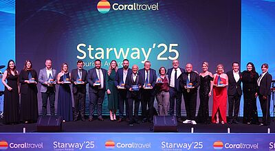Die Preisträger der Starway Awards 2025 Bild von einer Bühne mit vielen Menschen, die mit Preisen für ihre guten Vertriebsleistungen im Reisevertrieb ausgezeichnet wurden.
