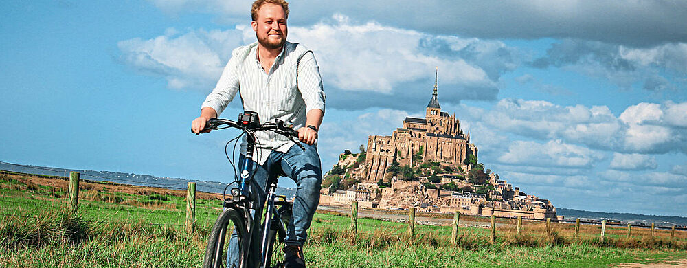 Das Ziel ist erreicht: ta-Redakteur Felix Hormel vor dem Mont-Saint-Michel. Fotos: fx, ska