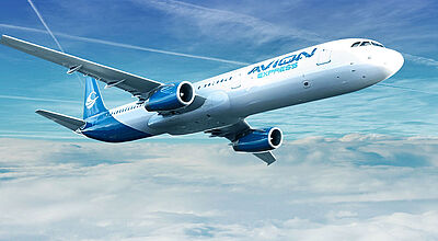 Kaum zu glauben: Avion Express beschäftigte offenbar einen Piloten, der gar kein Flugzeug hätte führen dürfen. Foto: Airbus/Avia Solutions Group Ein blau-weißes Flugzeug der Airline Avion Express fliegt über Wolken, im Hintergrund ist blauer Himmel mit Kondensstreifen zu sehen